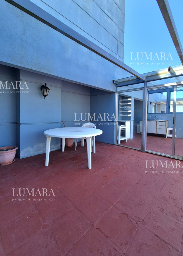 Apartamento ID.3156 - Oportunidad 3 dormitorios + servicio y gran terraza con parrillero propio en Playa Brava Punta del Este 