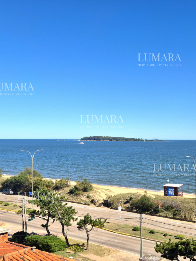 Apartamento ID.3137 - Oportunidad de 2 dormitorios con vista al mar y balcón Primera línea Playa Mansa 