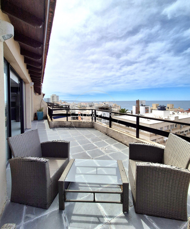 Apartamento ID.825 - Oportunidad apartamento semi-reciclado 3 dormitorios 2 baños garage Península Punta del Este Duplex-Penthouse 