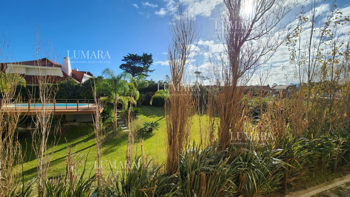 Apartamento ID.942 - Apartamento 3 dormitorios primera linea frente al mar Playa Mansa Pinares con piscina y cochera