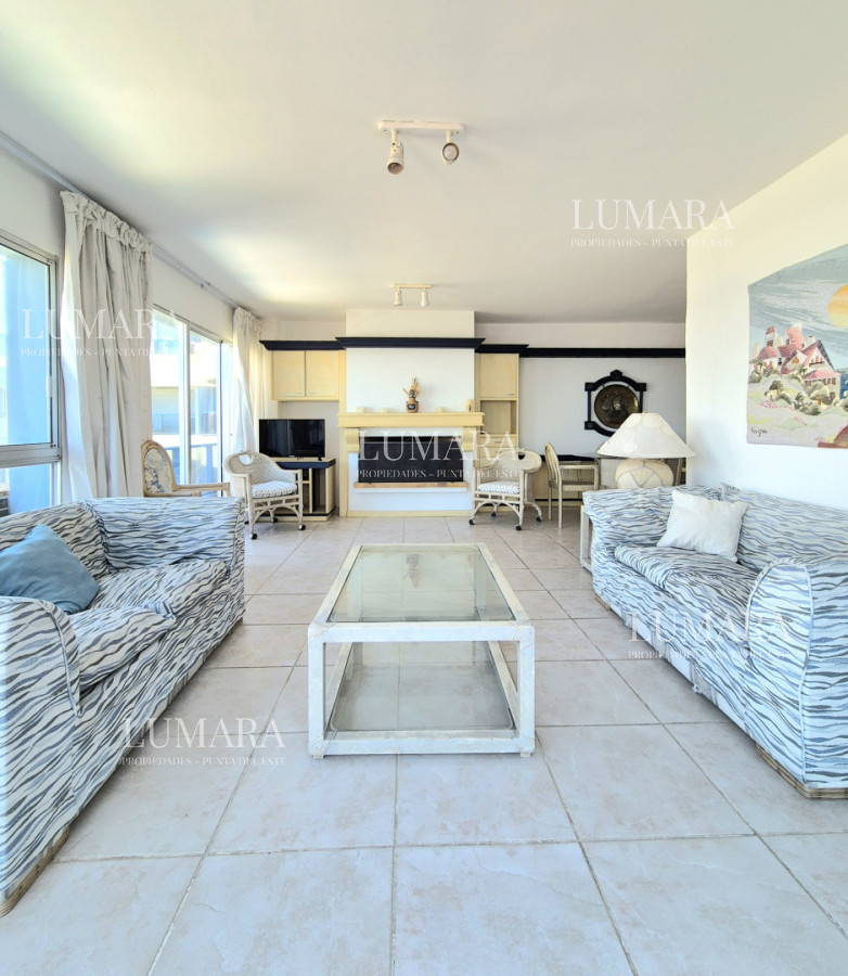 Apartamento ID.3156 - Oportunidad 3 dormitorios + servicio y gran terraza con parrillero propio en Playa Brava Punta del Este 