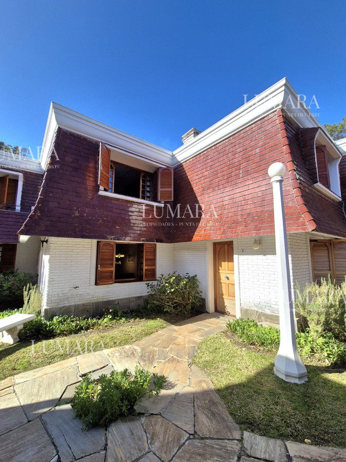 Apartamento ID.2323 - Oportunidad venta casa 2 dormitorios Playa Mansa cochera y parrillero