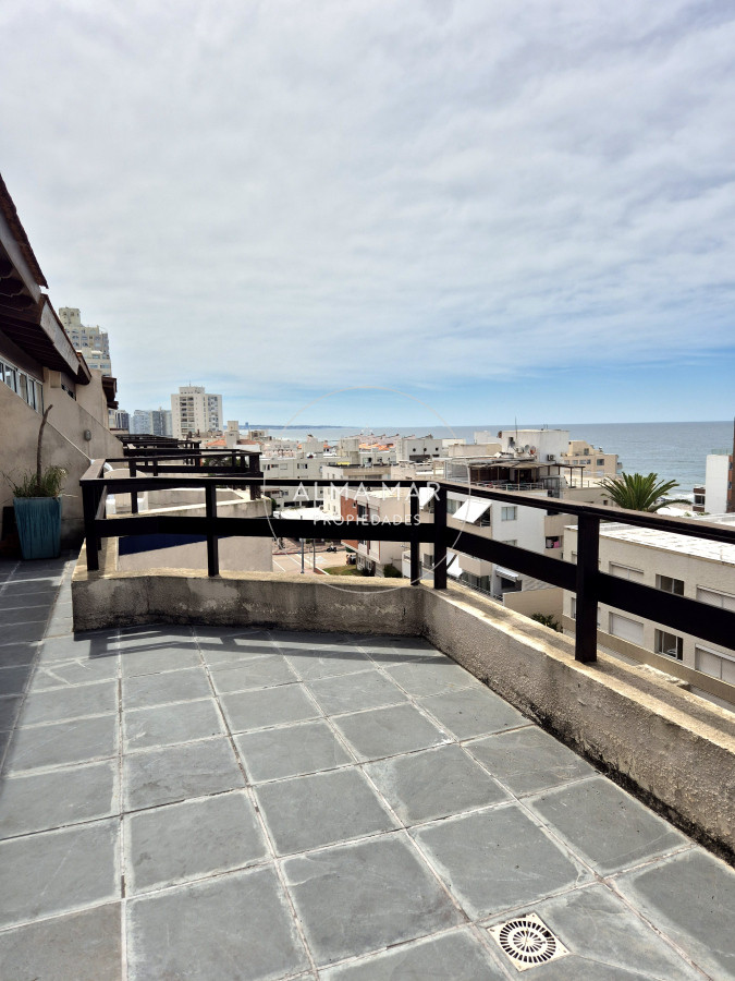 Apartamento ID.825 - Oportunidad apartamento semi-reciclado 3 dormitorios 2 baños garage Península Punta del Este Duplex-Penthouse 