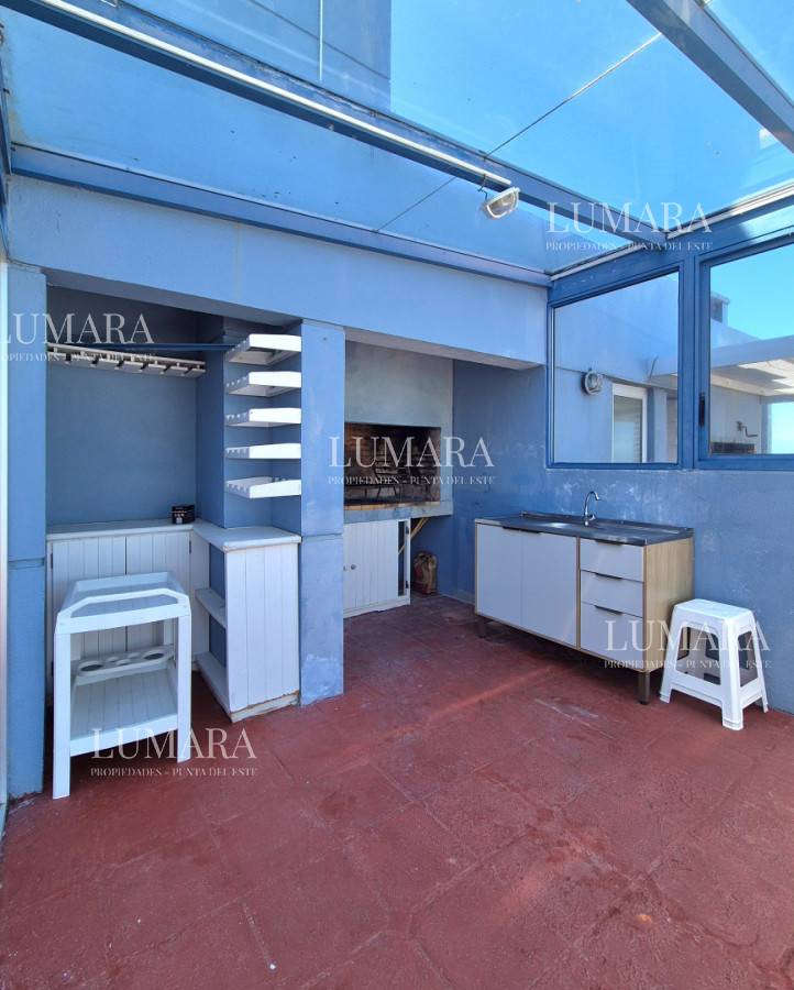 Apartamento ID.3156 - Oportunidad 3 dormitorios + servicio y gran terraza con parrillero propio en Playa Brava Punta del Este 