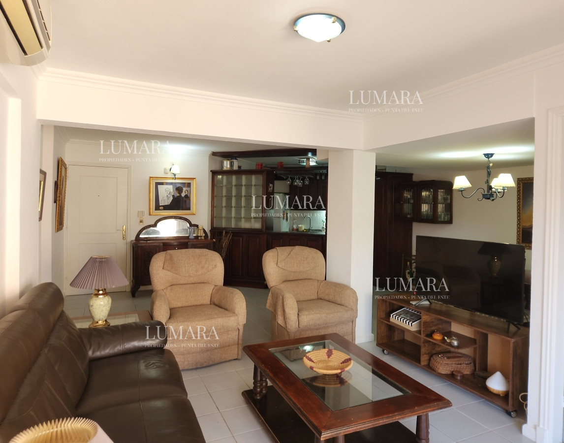 Apartamento ID.942 - Apartamento 3 dormitorios primera linea frente al mar Playa Mansa Pinares con piscina y cochera