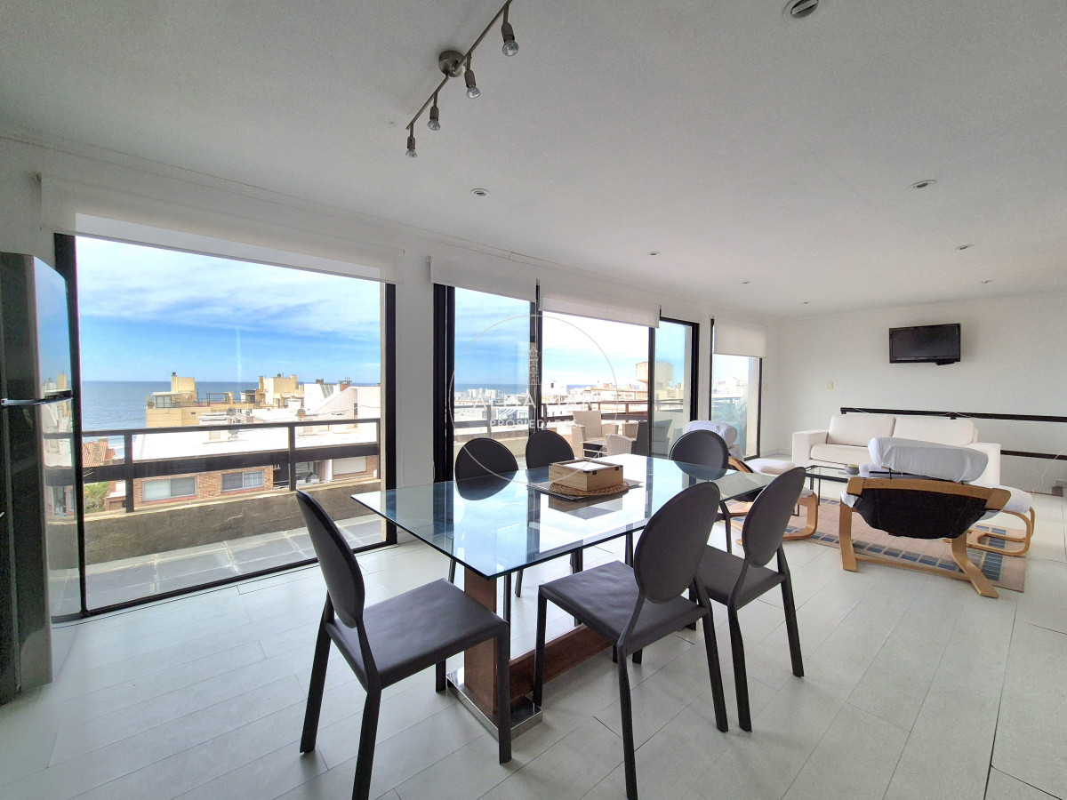 Apartamento ID.825 - Oportunidad apartamento semi-reciclado 3 dormitorios 2 baños garage Península Punta del Este Duplex-Penthouse 