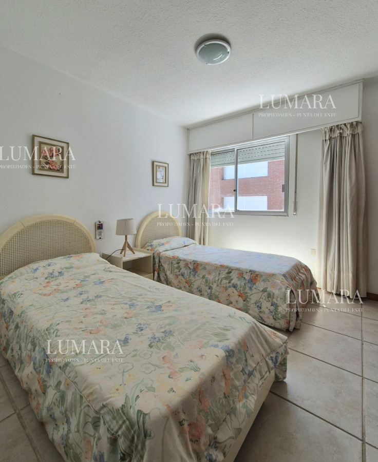 Apartamento ID.3156 - Oportunidad 3 dormitorios + servicio y gran terraza con parrillero propio en Playa Brava Punta del Este 