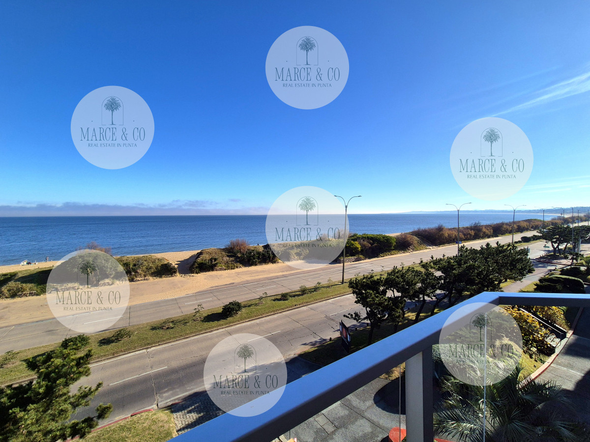 Apartamento ID.2219 - Apartamento 2 dormitorios Vista infinita al mar primera línea con estufa a leña esquinero al oeste garage Playa Mansa Punta del Este