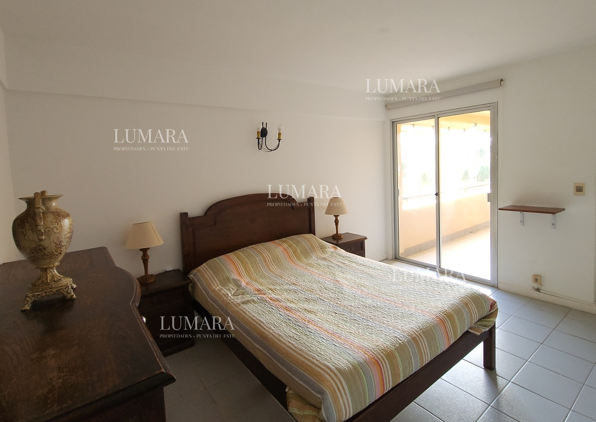 Apartamento ID.942 - Apartamento 3 dormitorios primera linea frente al mar Playa Mansa Pinares con piscina y cochera