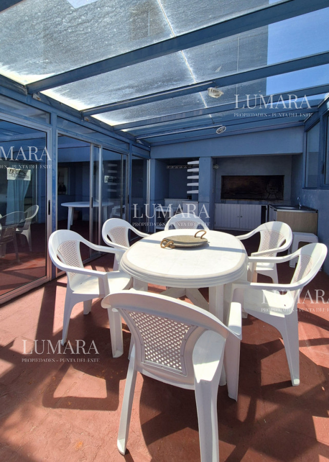 Apartamento ID.3156 - Oportunidad 3 dormitorios + servicio y gran terraza con parrillero propio en Playa Brava Punta del Este 