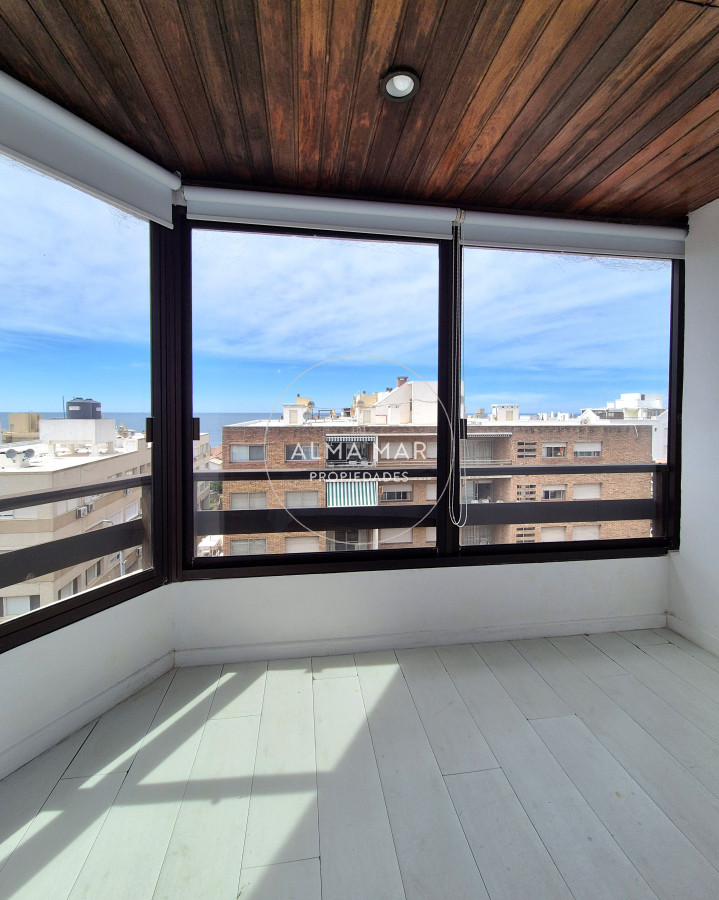Apartamento ID.825 - Oportunidad apartamento semi-reciclado 3 dormitorios 2 baños garage Península Punta del Este Duplex-Penthouse 