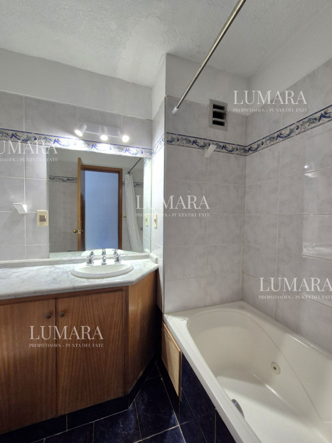 Apartamento ID.3156 - Oportunidad 3 dormitorios + servicio y gran terraza con parrillero propio en Playa Brava Punta del Este 