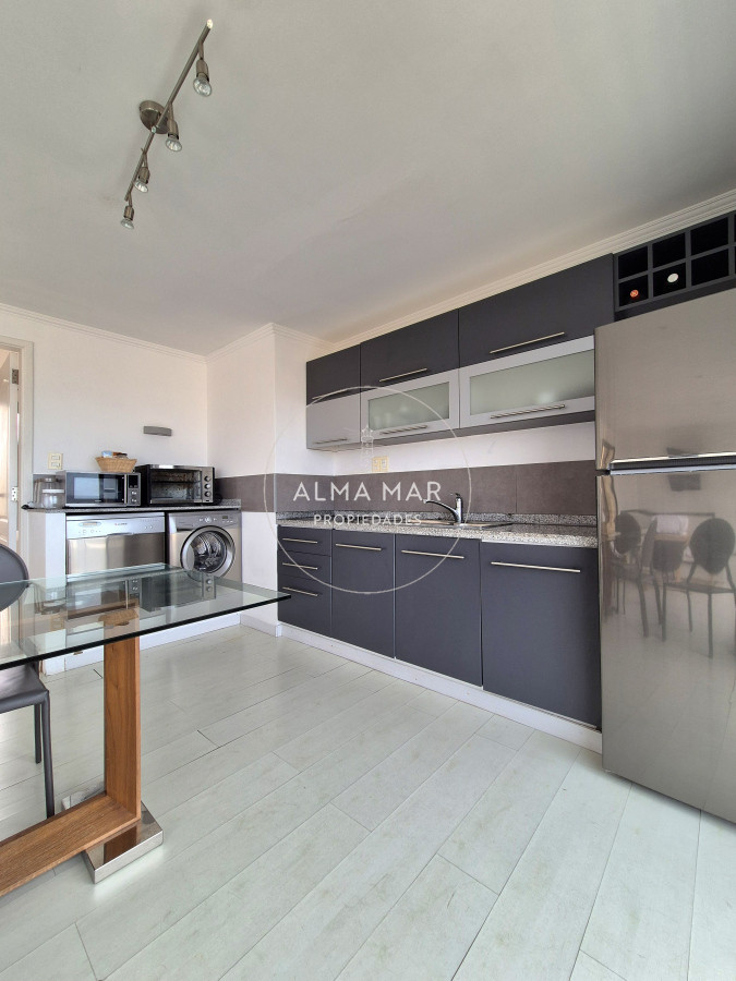 Apartamento ID.825 - Oportunidad apartamento semi-reciclado 3 dormitorios 2 baños garage Península Punta del Este Duplex-Penthouse 