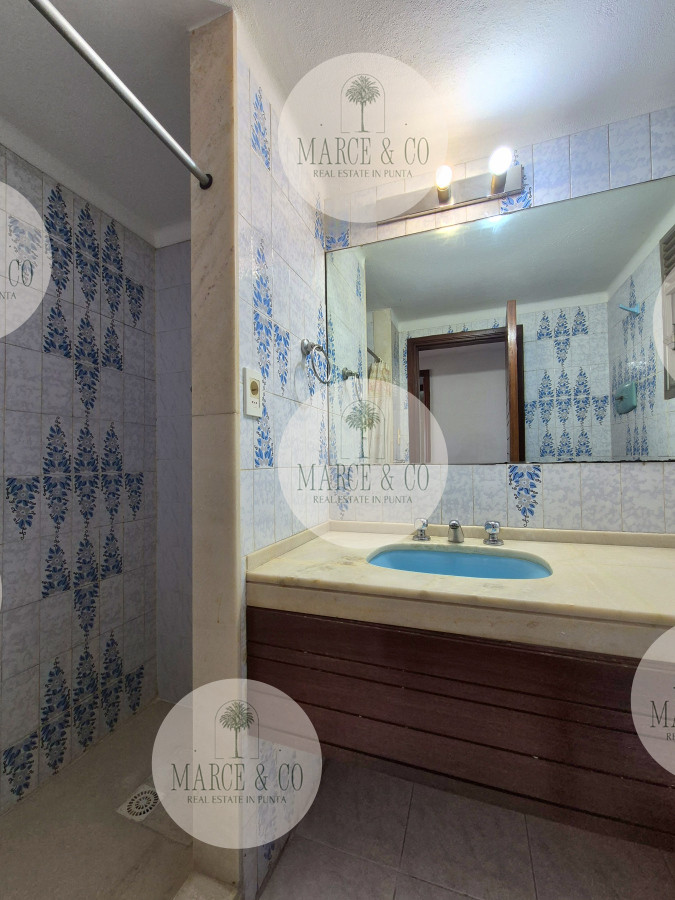 Apartamento ID.2219 - Apartamento 2 dormitorios Vista infinita al mar primera línea con estufa a leña esquinero al oeste garage Playa Mansa Punta del Este