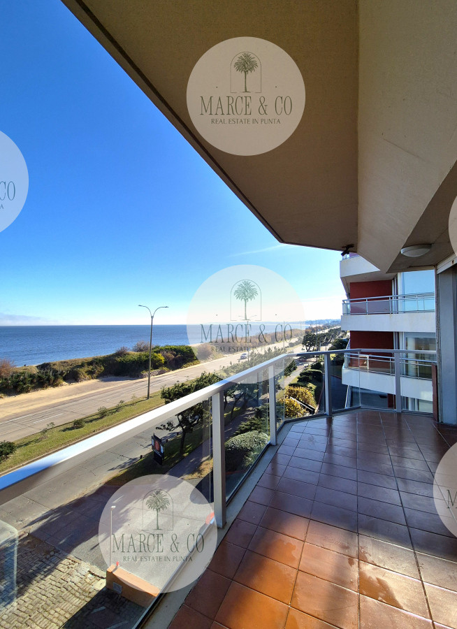 Apartamento ID.2219 - Apartamento 2 dormitorios Vista infinita al mar primera línea con estufa a leña esquinero al oeste garage Playa Mansa Punta del Este