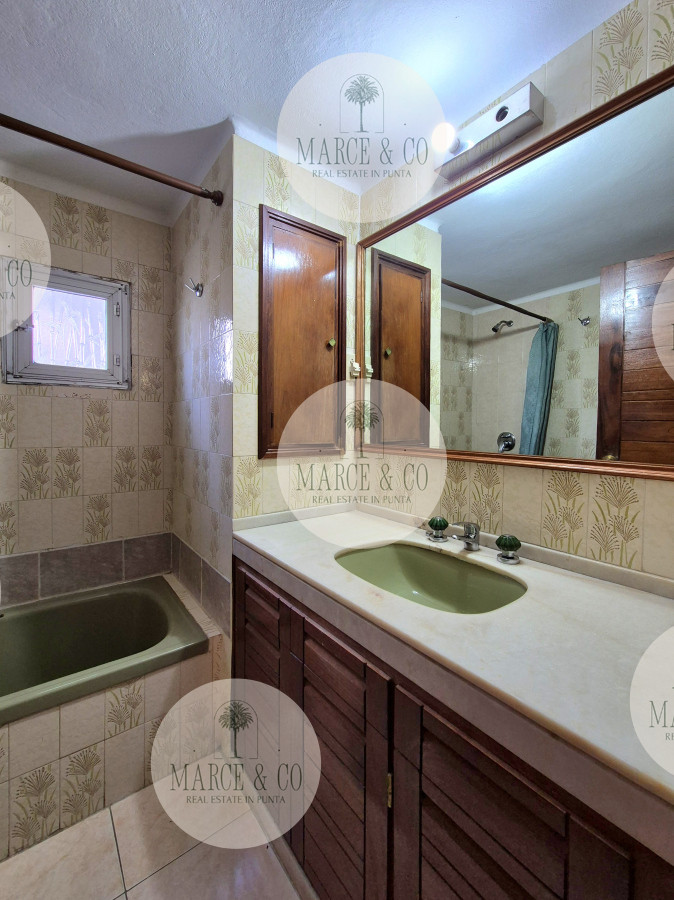 Apartamento ID.2219 - Apartamento 2 dormitorios Vista infinita al mar primera línea con estufa a leña esquinero al oeste garage Playa Mansa Punta del Este