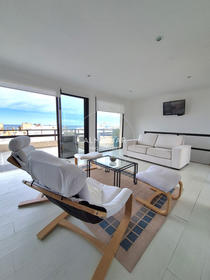 Apartamento ID.825 - Oportunidad apartamento semi-reciclado 3 dormitorios 2 baños garage Península Punta del Este Duplex-Penthouse 