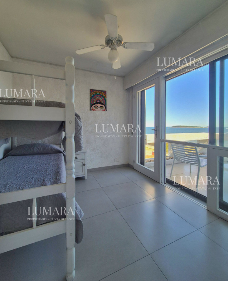 Apartamento ID.3137 - Oportunidad de 2 dormitorios con vista al mar y balcón Primera línea Playa Mansa 