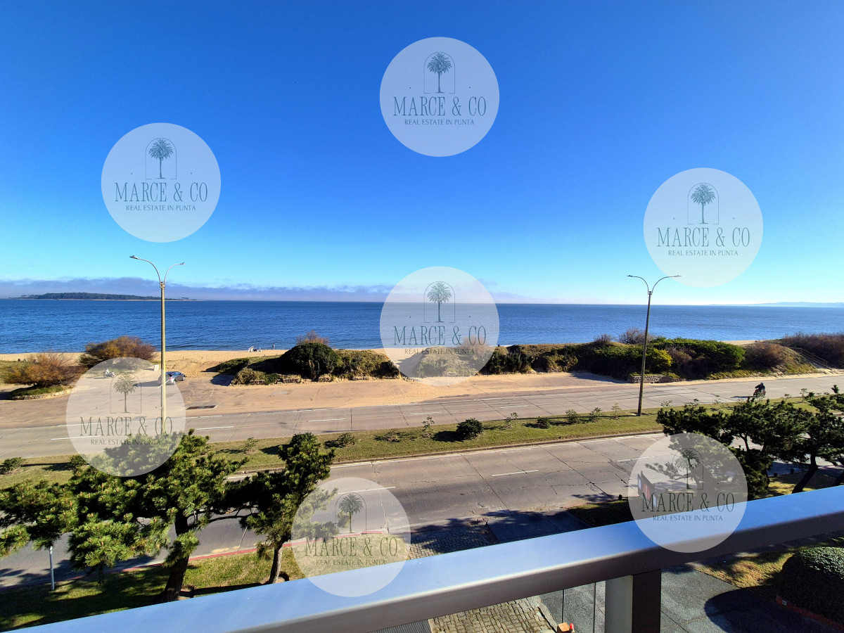 Apartamento ID.2219 - Apartamento 2 dormitorios Vista infinita al mar primera línea con estufa a leña esquinero al oeste garage Playa Mansa Punta del Este