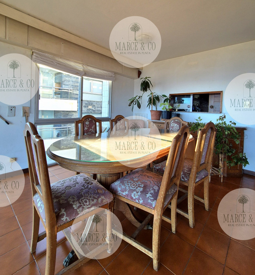 Apartamento ID.2219 - Apartamento 2 dormitorios Vista infinita al mar primera línea con estufa a leña esquinero al oeste garage Playa Mansa Punta del Este