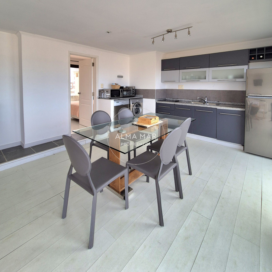 Apartamento ID.825 - Oportunidad apartamento semi-reciclado 3 dormitorios 2 baños garage Península Punta del Este Duplex-Penthouse 