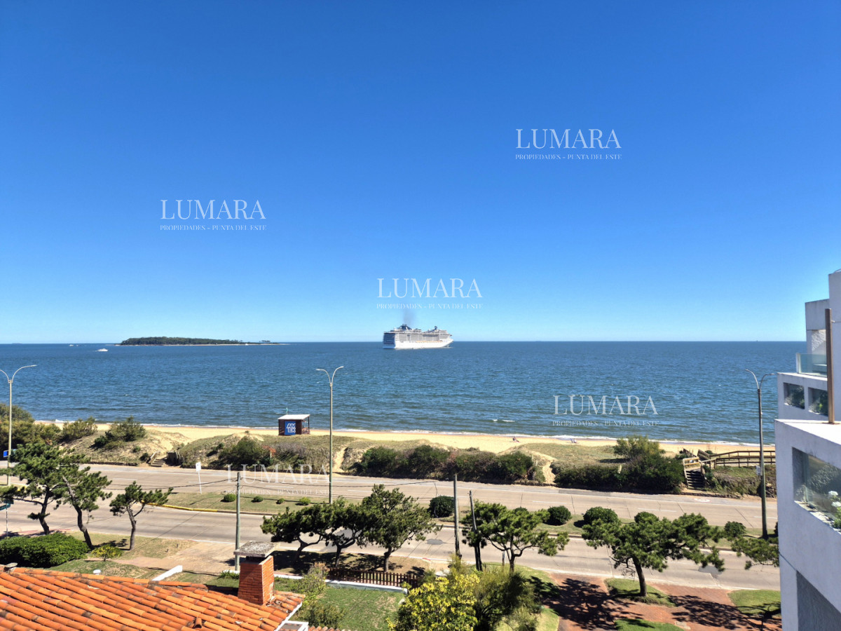 Apartamento ID.3137 - Oportunidad de 2 dormitorios con vista al mar y balcón Primera línea Playa Mansa 
