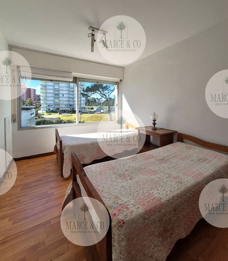 Apartamento ID.2219 - Apartamento 2 dormitorios Vista infinita al mar primera línea con estufa a leña esquinero al oeste garage Playa Mansa Punta del Este