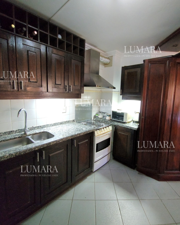 Apartamento ID.942 - Apartamento 3 dormitorios primera linea frente al mar Playa Mansa Pinares con piscina y cochera