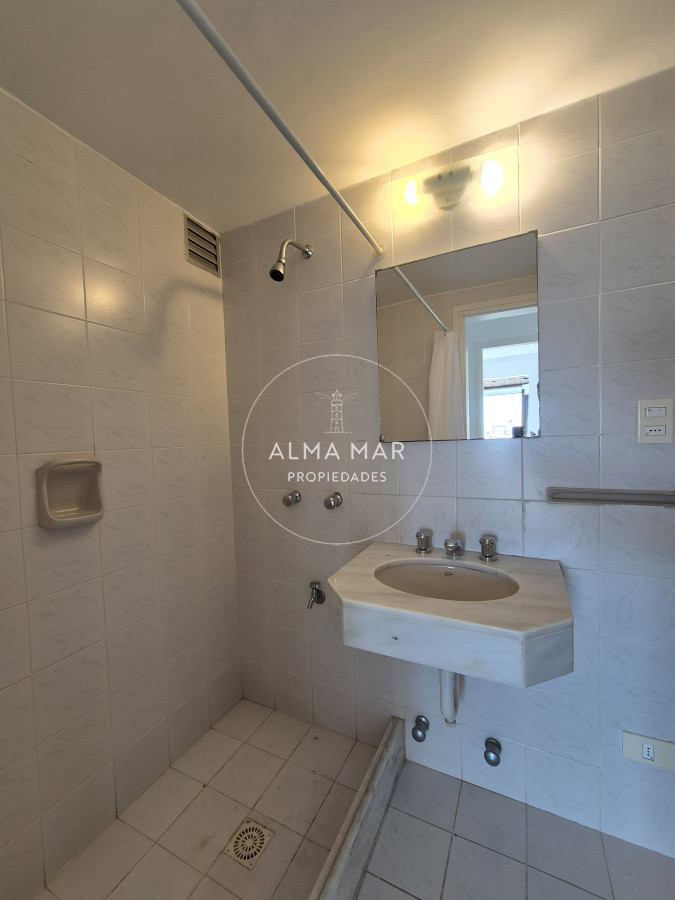 Apartamento ID.825 - Oportunidad apartamento semi-reciclado 3 dormitorios 2 baños garage Península Punta del Este Duplex-Penthouse 