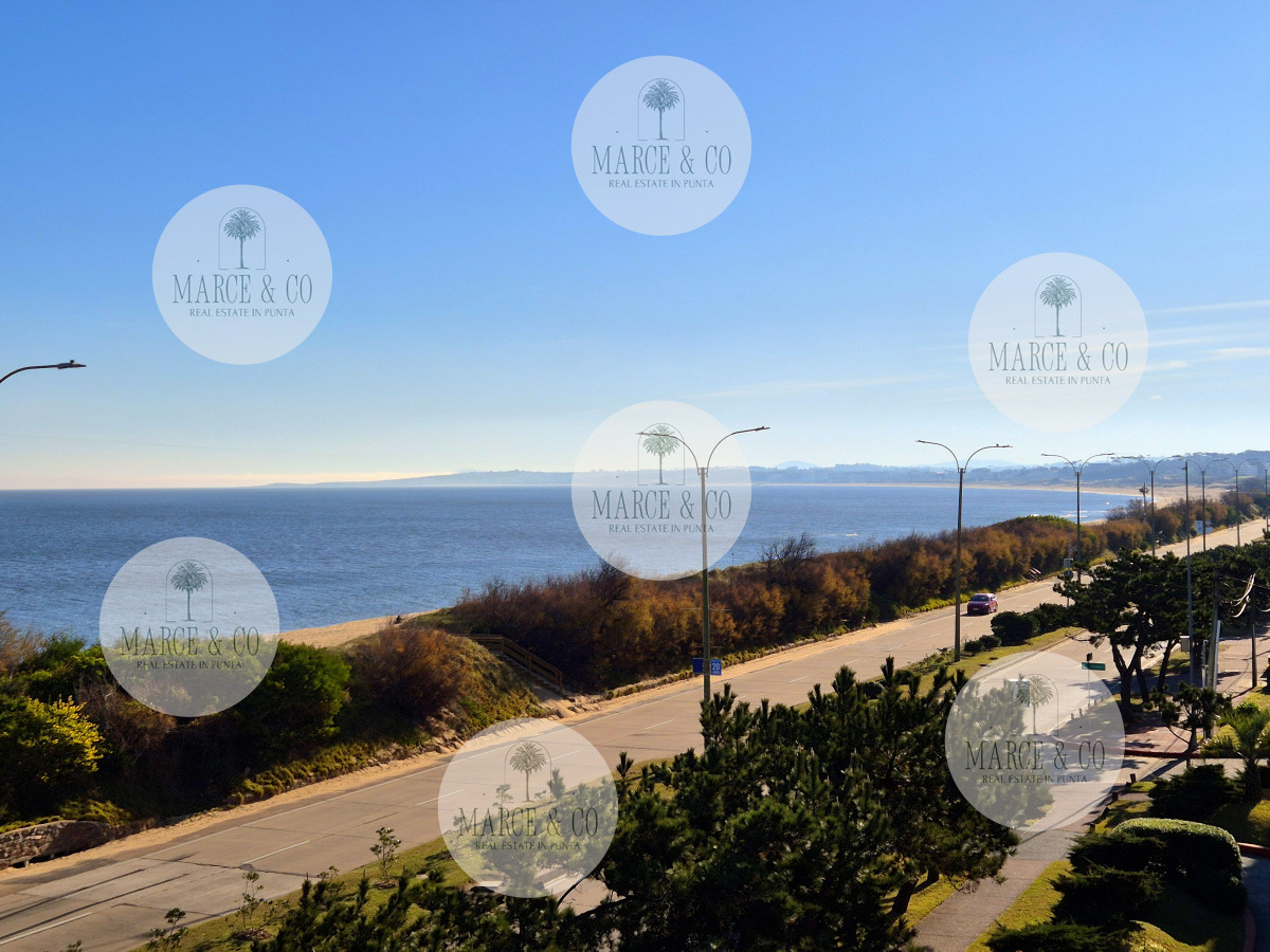 Apartamento ID.2219 - Apartamento 2 dormitorios Vista infinita al mar primera línea con estufa a leña esquinero al oeste garage Playa Mansa Punta del Este