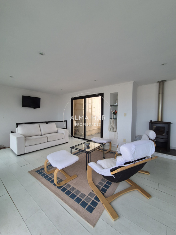 Apartamento ID.825 - Oportunidad apartamento semi-reciclado 3 dormitorios 2 baños garage Península Punta del Este Duplex-Penthouse 