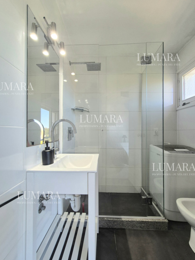 Apartamento ID.3137 - Oportunidad de 2 dormitorios con vista al mar y balcón Primera línea Playa Mansa 
