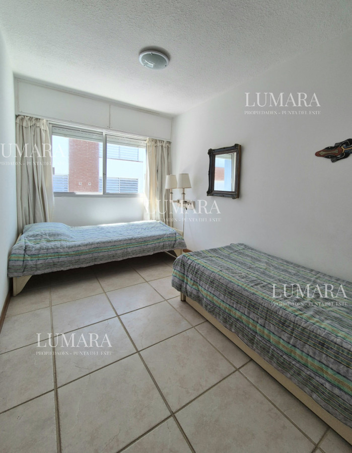 Apartamento ID.3156 - Oportunidad 3 dormitorios + servicio y gran terraza con parrillero propio en Playa Brava Punta del Este 