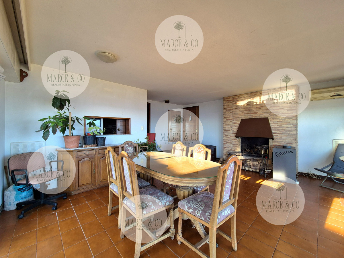 Apartamento ID.2219 - Apartamento 2 dormitorios Vista infinita al mar primera línea con estufa a leña esquinero al oeste garage Playa Mansa Punta del Este