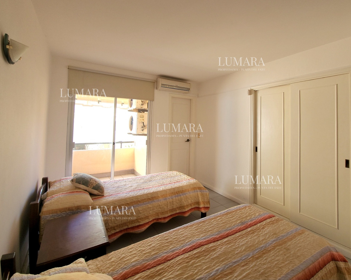 Apartamento ID.942 - Apartamento 3 dormitorios primera linea frente al mar Playa Mansa Pinares con piscina y cochera