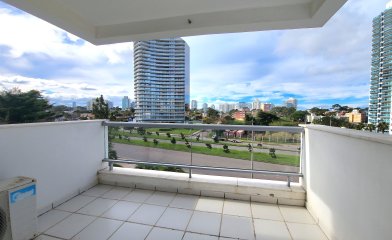 Oportunidad en zona Conrad a sólo 200mts del mar en parada 4 de Playa Mansa Punta del Este