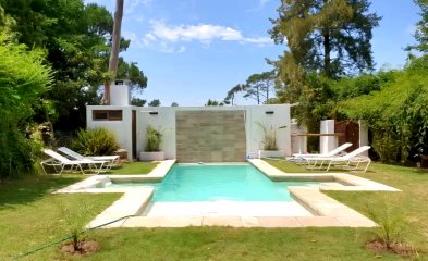 Casa 2 dormitorios + 2 dependencias completas en Pinares con piscina climatizada y barbacoa cercana al mar Punta del Este