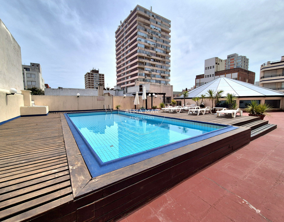 Apartamento ID.825 - Oportunidad apartamento semi-reciclado 3 dormitorios 2 baños garage Península Punta del Este Duplex-Penthouse 
