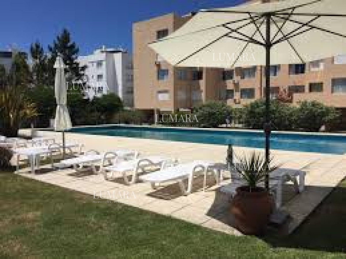 Apartamento ID.942 - Apartamento 3 dormitorios primera linea frente al mar Playa Mansa Pinares con piscina y cochera