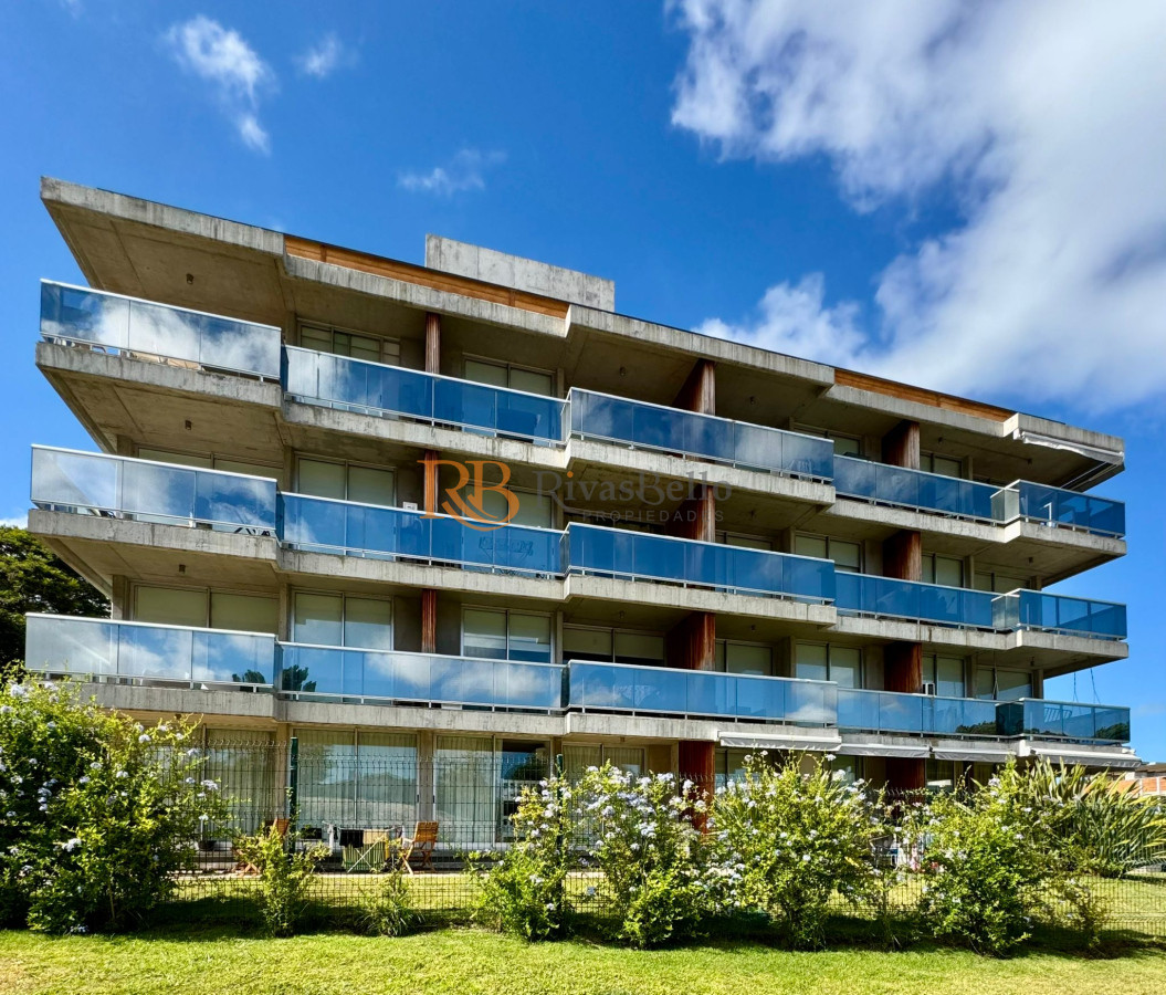 Apartamento ID.7 - Apartamento moderno 1  dormitorio a estrenar con terraza cochera y piscina en Playa Mansa 