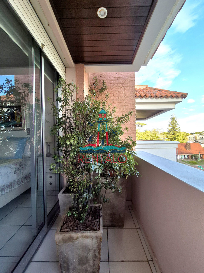 Apartamento ID.82 - Apartamento en venta 3 dormitorios con barbacoa propia con vista parcial al mar Playa Mansa Punta del Este