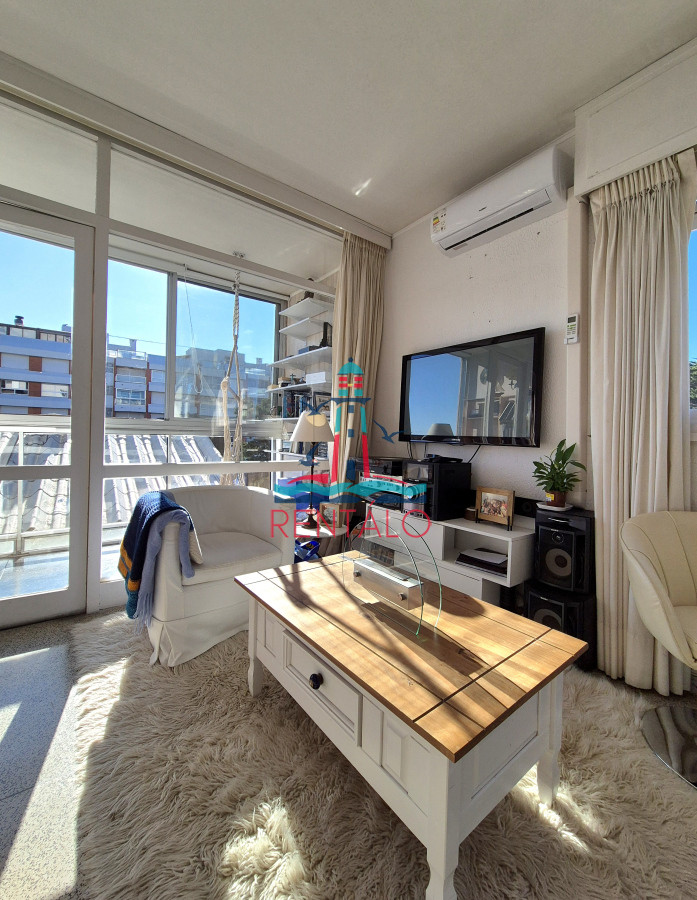 Apartamento ID.358 - Apartamento 1 dormitorio en venta con vista al Mar edificio primera línea Playa Mansa Punta del Este
