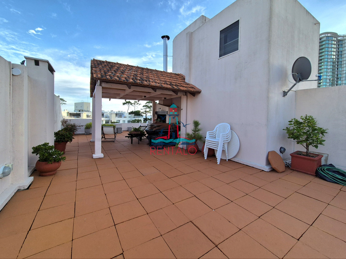 Apartamento ID.82 - Apartamento en venta 3 dormitorios con barbacoa propia con vista parcial al mar Playa Mansa Punta del Este
