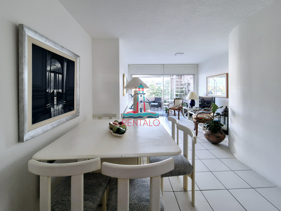 Apartamento ID.82 - Apartamento en venta 3 dormitorios con barbacoa propia con vista parcial al mar Playa Mansa Punta del Este