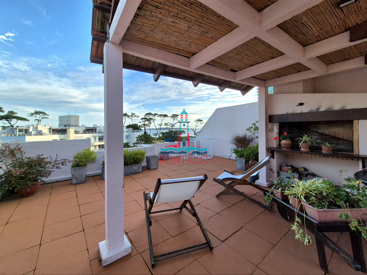 Apartamento ID.82 - Apartamento en venta 3 dormitorios con barbacoa propia con vista parcial al mar Playa Mansa Punta del Este