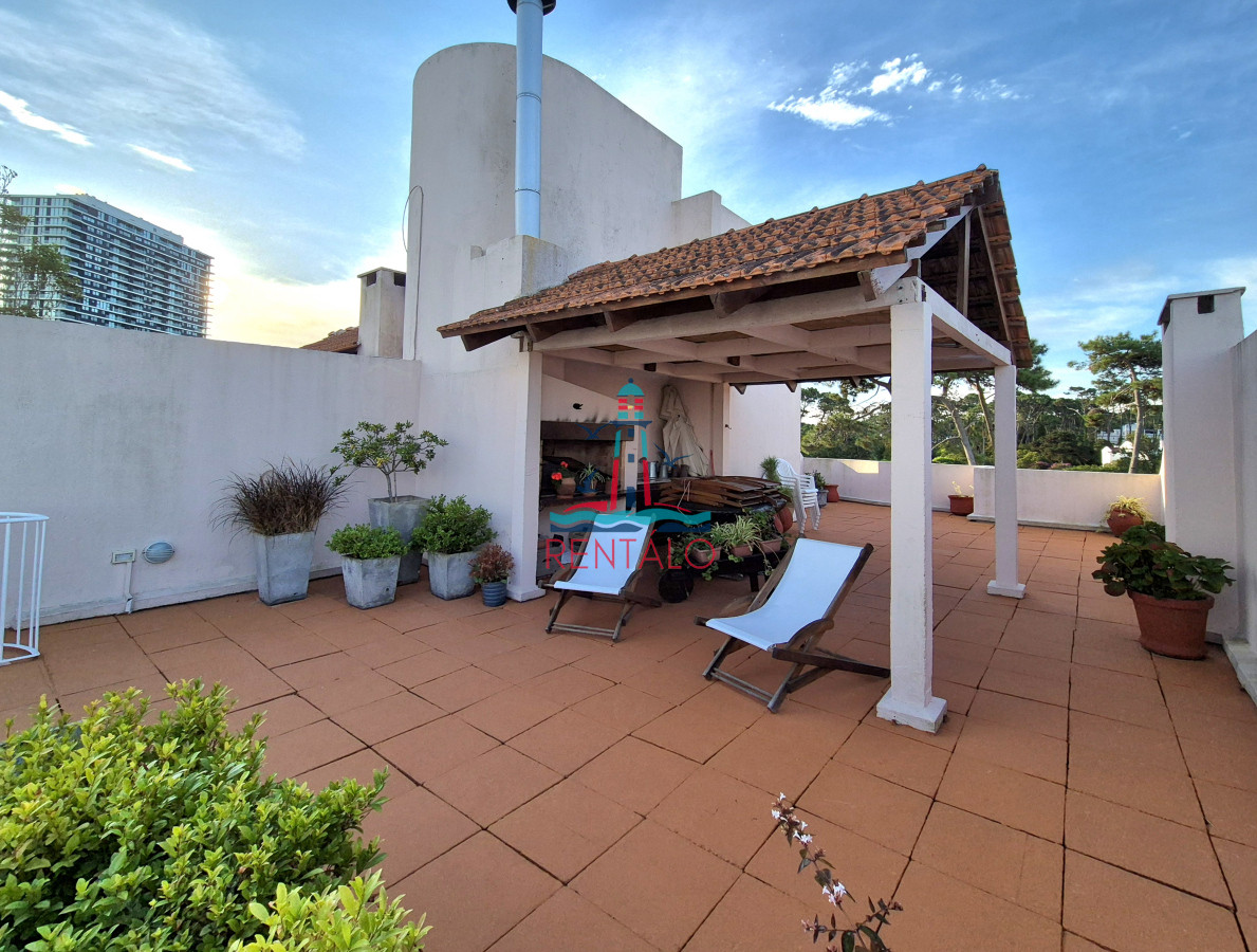 Apartamento ID.82 - Apartamento en venta 3 dormitorios con barbacoa propia con vista parcial al mar Playa Mansa Punta del Este