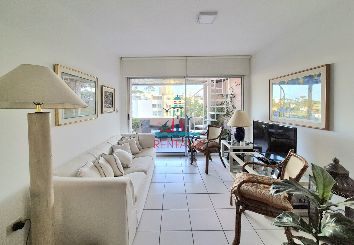 Apartamento ID.82 - Apartamento en venta 3 dormitorios con barbacoa propia con vista parcial al mar Playa Mansa Punta del Este