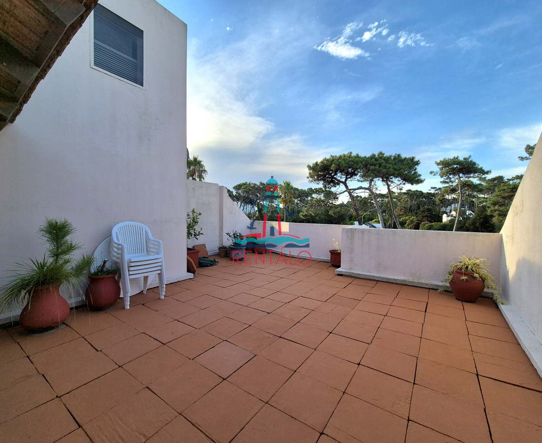 Apartamento ID.82 - Apartamento en venta 3 dormitorios con barbacoa propia con vista parcial al mar Playa Mansa Punta del Este