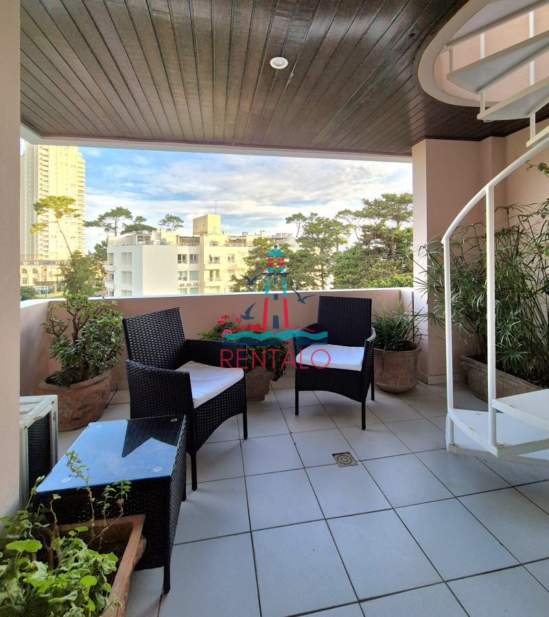Apartamento ID.82 - Apartamento en venta 3 dormitorios con barbacoa propia con vista parcial al mar Playa Mansa Punta del Este