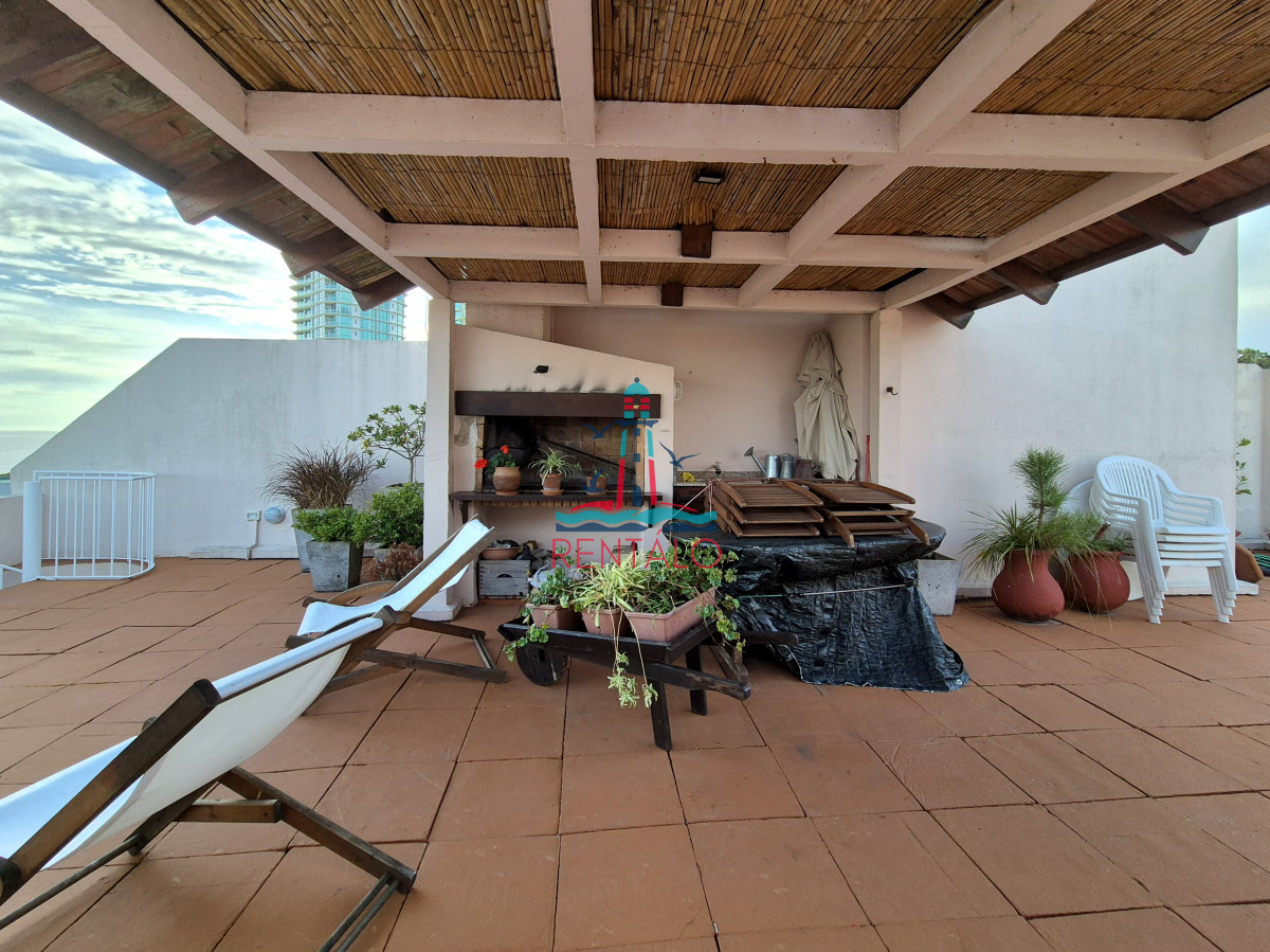 Apartamento ID.82 - Apartamento en venta 3 dormitorios con barbacoa propia con vista parcial al mar Playa Mansa Punta del Este